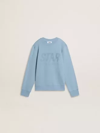 Sudadera azul claro para niño con letras en la parte delantera