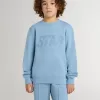 Sudadera azul claro para niño con letras en la parte delantera