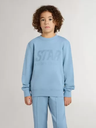 Sudadera azul claro para niño con letras en la parte delantera