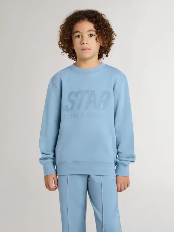 Sudadera azul claro para niño con letras en la parte delantera