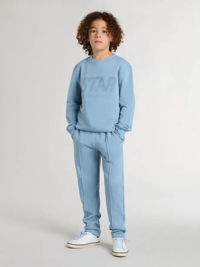 Sudadera azul claro para niño con letras en la parte delantera