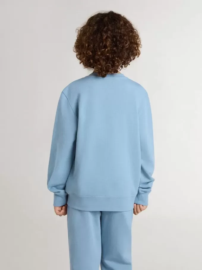 Sudadera azul claro para niño con letras en la parte delantera