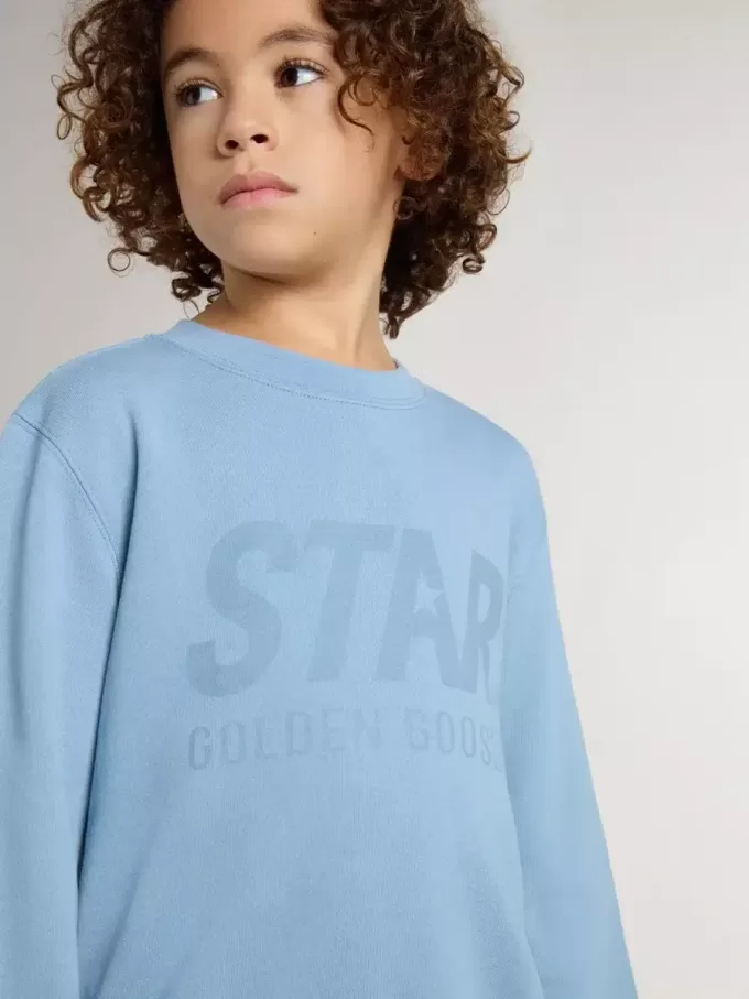 Sudadera azul claro para niño con letras en la parte delantera