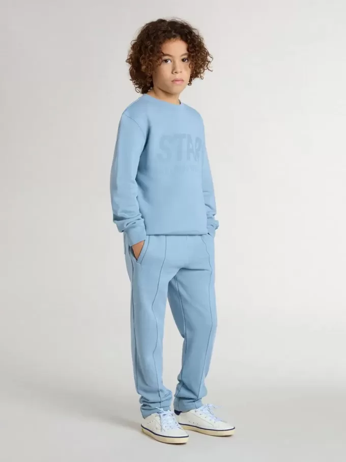 Sudadera azul claro para niño con letras en la parte delantera