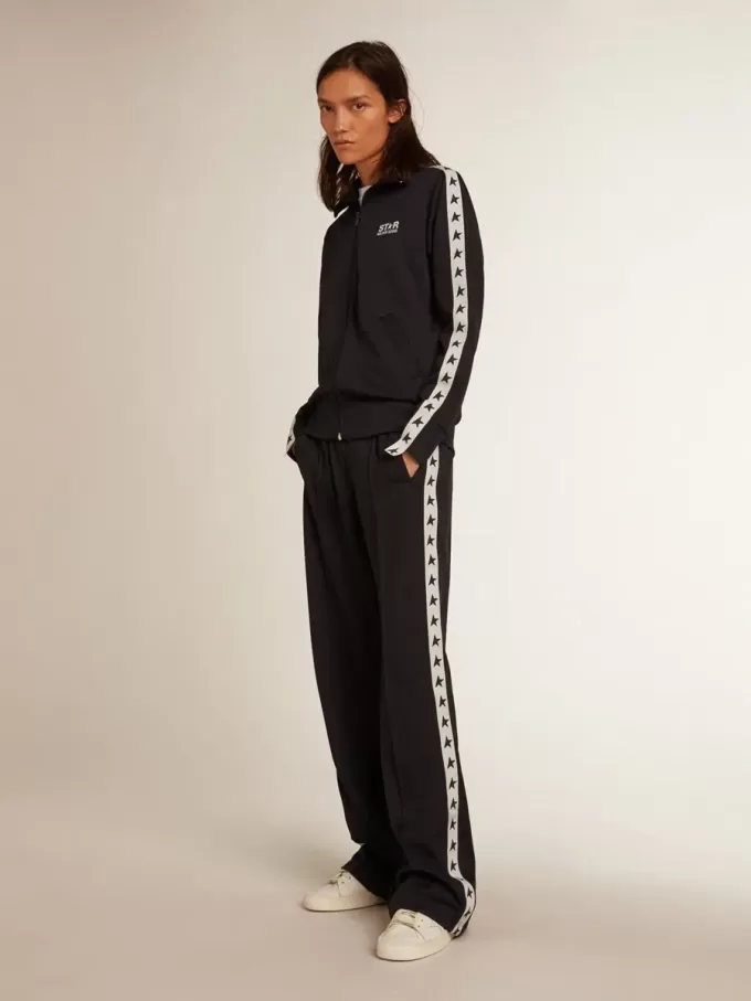 Sudadera azul oscuro con cremallera, franja blanca y estrellas en contraste Sudadera azul oscuro con cremallera, franja blanca y estrellas en contraste