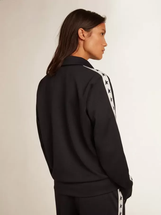 Sudadera azul oscuro con cremallera, franja blanca y estrellas en contraste Sudadera azul oscuro con cremallera, franja blanca y estrellas en contraste