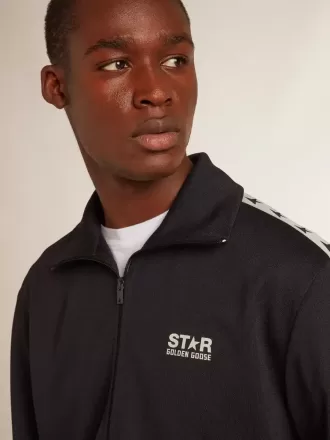 Sudadera azul oscuro con franja blanca y estrellas azules en contraste