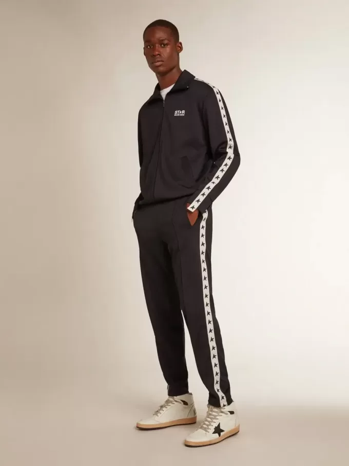 Sudadera azul oscuro con franja blanca y estrellas azules en contraste