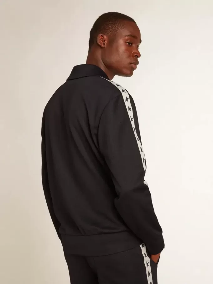 Sudadera azul oscuro con franja blanca y estrellas azules en contraste