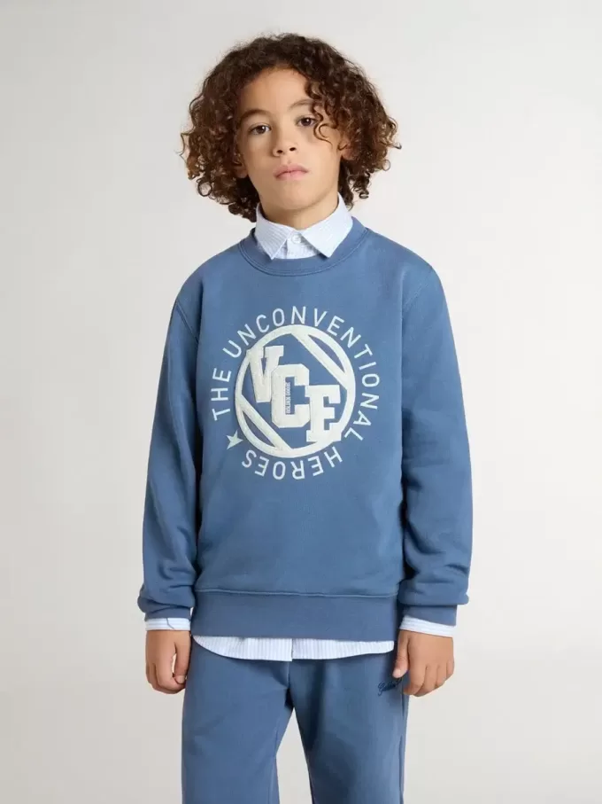 Sudadera azul para niños con parches blancos en relieve Sudadera azul para niños con parches blancos en relieve