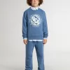 Sudadera azul para niños con parches blancos en relieve Sudadera azul para niños con parches blancos en relieve
