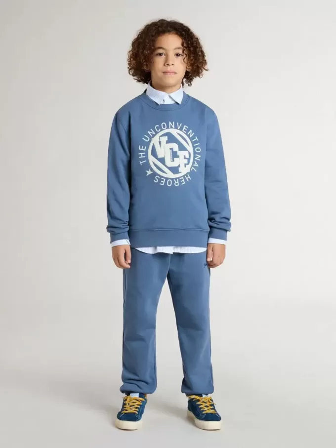 Sudadera azul para niños con parches blancos en relieve Sudadera azul para niños con parches blancos en relieve