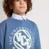 Sudadera azul para niños con parches blancos en relieve Sudadera azul para niños con parches blancos en relieve