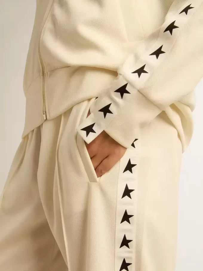 Sudadera blanca con cremallera para mujer con franja blanca y estrellas negras