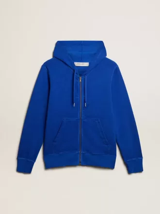 Sudadera con capucha azul para hombre con letras en la espalda.