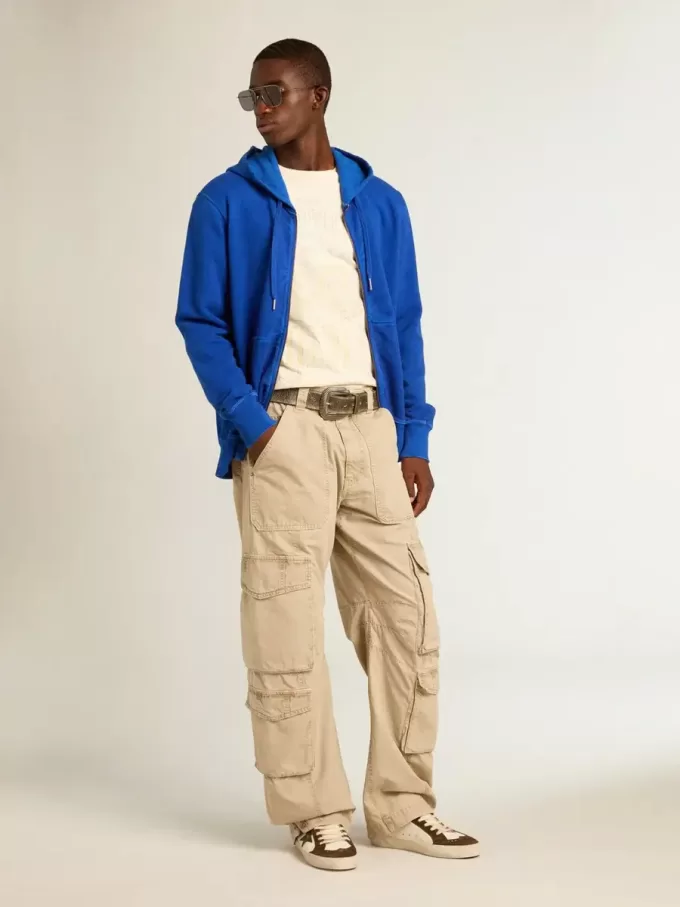 Sudadera con capucha azul para hombre con letras en la espalda.