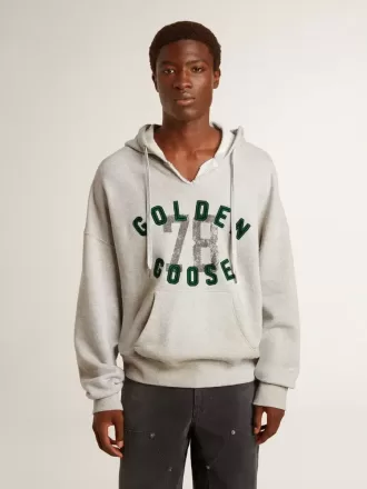 Sudadera con capucha en gris desgastado con logotipo vintage bordado.