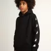Sudadera con capucha para niño en color negro con estrellas blancas en contraste. Sudadera con capucha para niño en color negro con estrellas blancas en contraste.