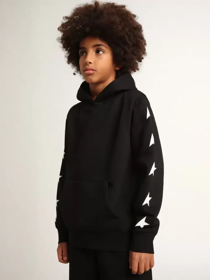 Sudadera con capucha para niño en color negro con estrellas blancas en contraste. Sudadera con capucha para niño en color negro con estrellas blancas en contraste.
