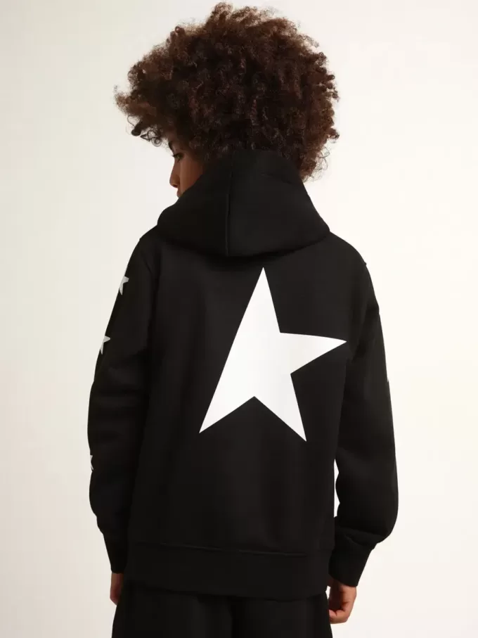 Sudadera con capucha para niño en color negro con estrellas blancas en contraste. Sudadera con capucha para niño en color negro con estrellas blancas en contraste.