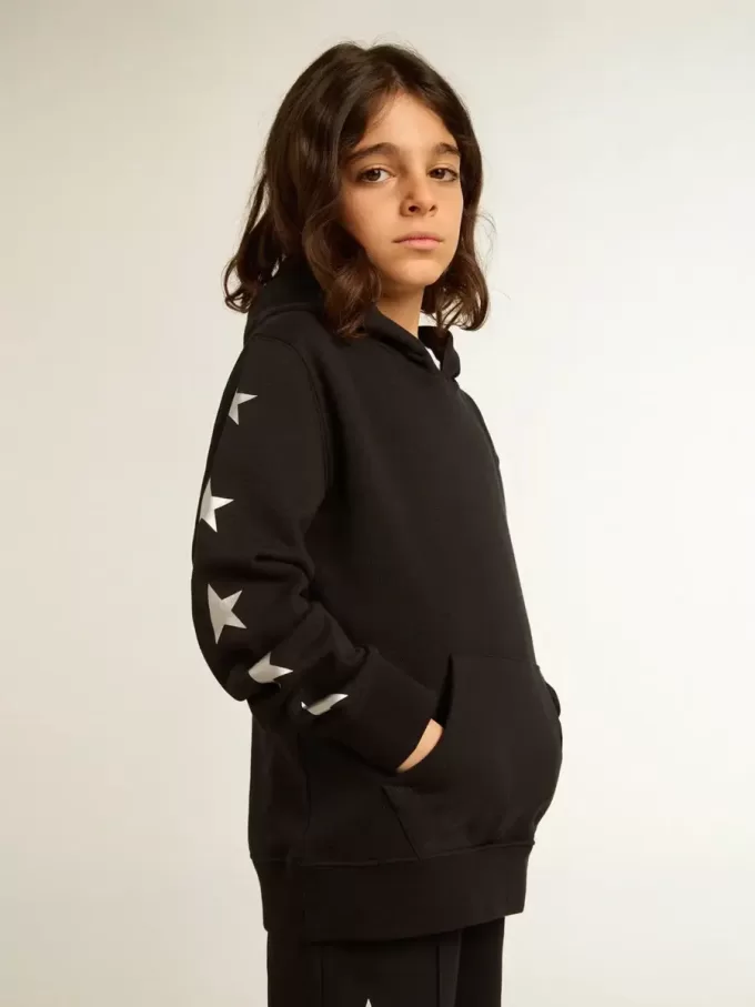 Sudadera con capucha para niño en color negro con estrellas plateadas en contraste Sudadera con capucha para niño en color negro con estrellas plateadas en contraste