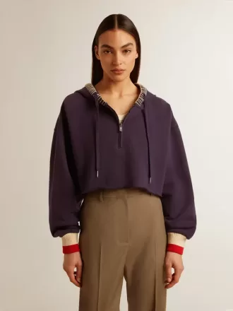 Sudadera corta azul oscuro con cremallera y capucha bordada