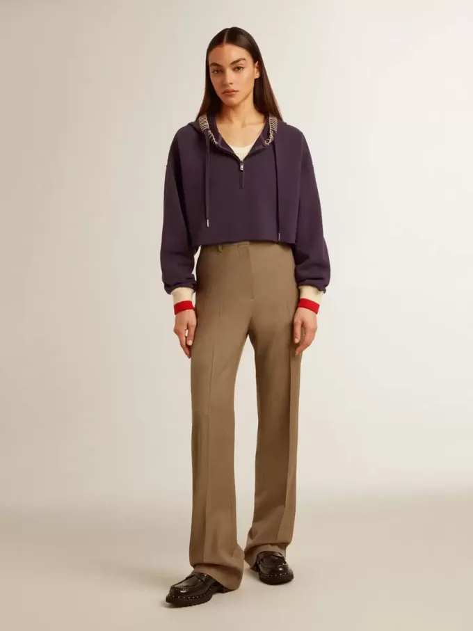 Sudadera corta azul oscuro con cremallera y capucha bordada