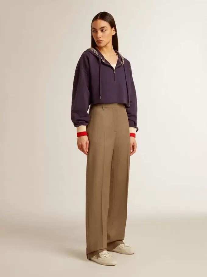 Sudadera corta azul oscuro con cremallera y capucha bordada