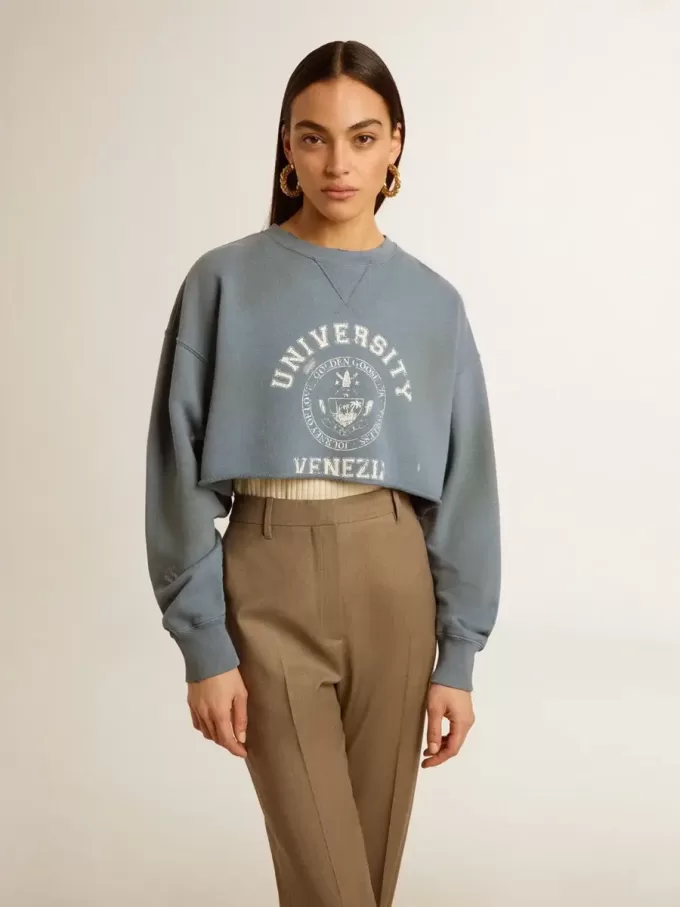 Sudadera corta en azul celeste con acabado desgastado