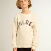 Sudadera en blanco desgastado con letras doradas multicolores en la parte delantera