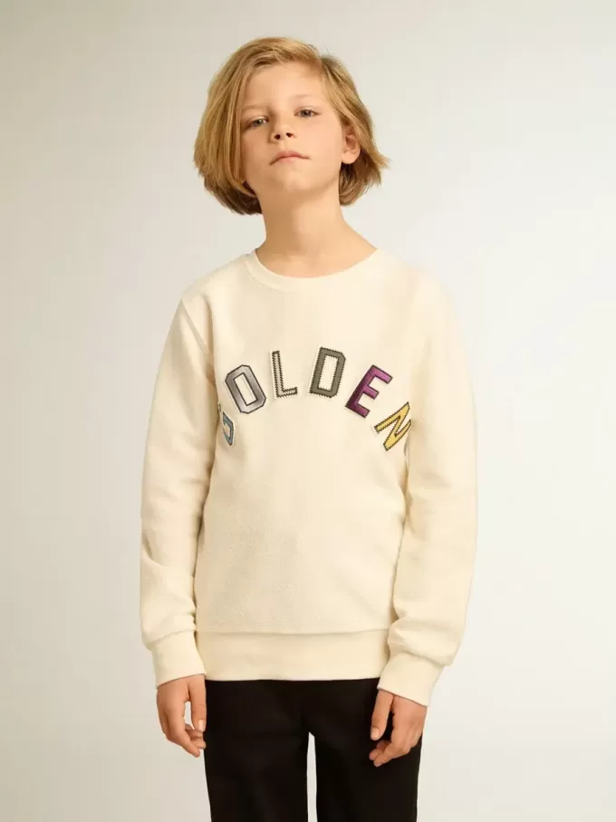 Sudadera en blanco desgastado con letras doradas multicolores en la parte delantera