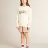 Sudadera en blanco desgastado con letras doradas multicolores en la parte delantera