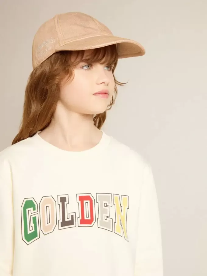 Sudadera en blanco desgastado con letras doradas multicolores en la parte delantera