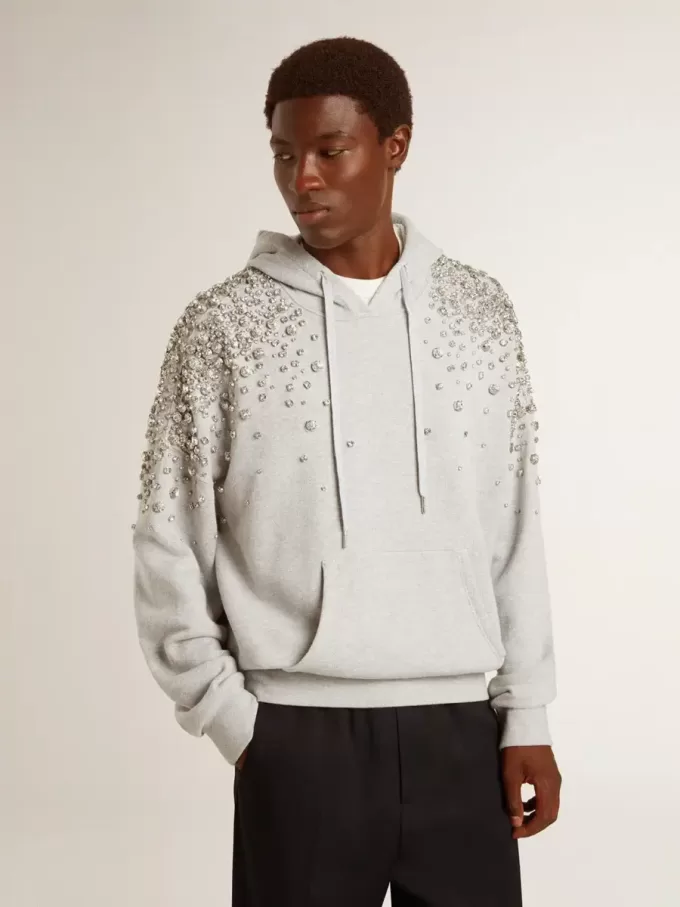 Sudadera gris con capucha y adornos de cristales
