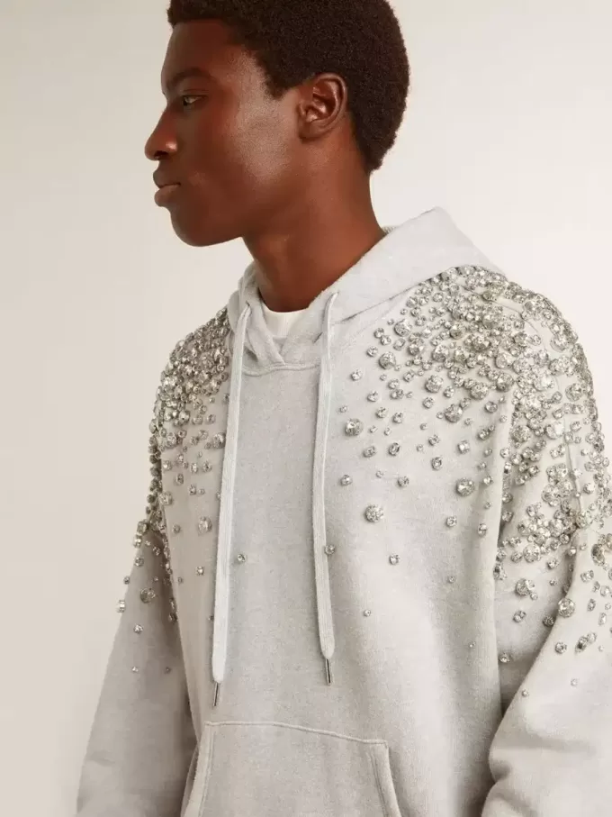 Sudadera gris con capucha y adornos de cristales