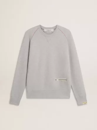 Sudadera gris de cuello redondo para hombre con costuras en contraste