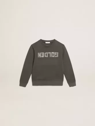 Sudadera gris desgastada con letras de cristal