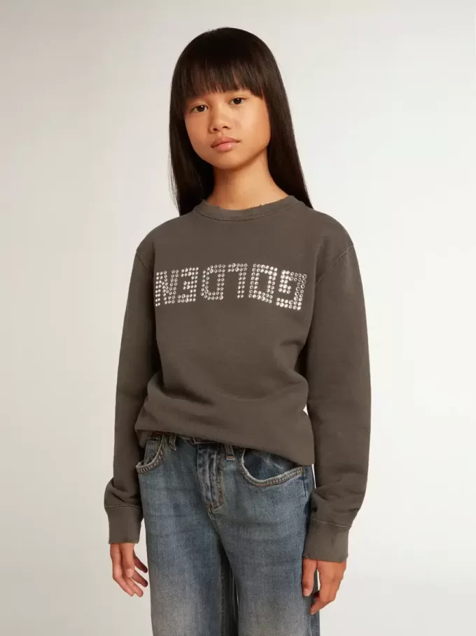 Sudadera gris desgastada con letras de cristal