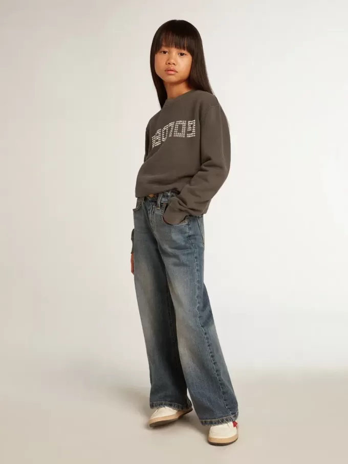 Sudadera gris desgastada con letras de cristal