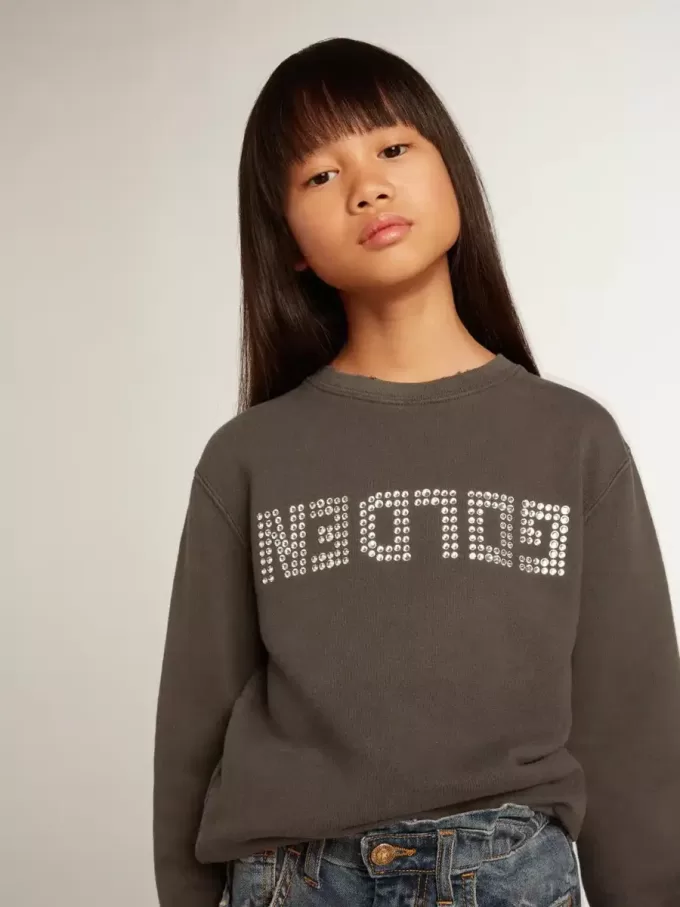 Sudadera gris desgastada con letras de cristal