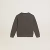 Sudadera gris desgastada con letras de cristal