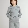 Sudadera gris para niños con letras estampadas multicolores Sudadera gris para niños con letras estampadas multicolores