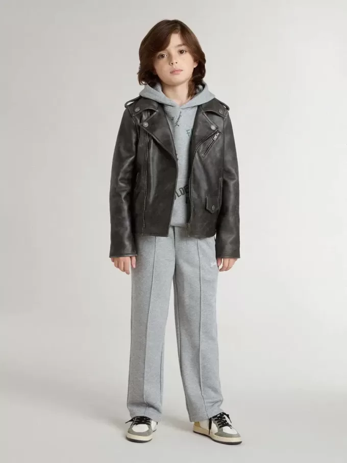 Sudadera gris para niños con letras estampadas multicolores Sudadera gris para niños con letras estampadas multicolores