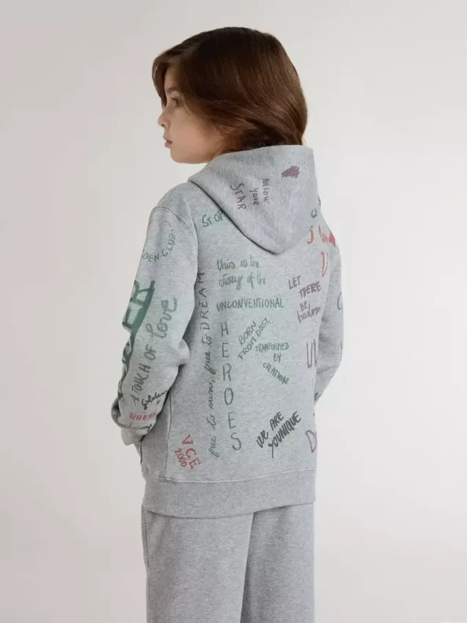 Sudadera gris para niños con letras estampadas multicolores Sudadera gris para niños con letras estampadas multicolores
