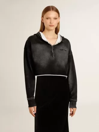 Sudadera gris recortada con efecto desgastado