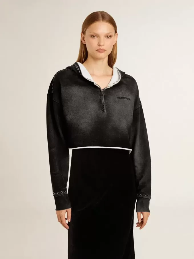 Sudadera gris recortada con efecto desgastado