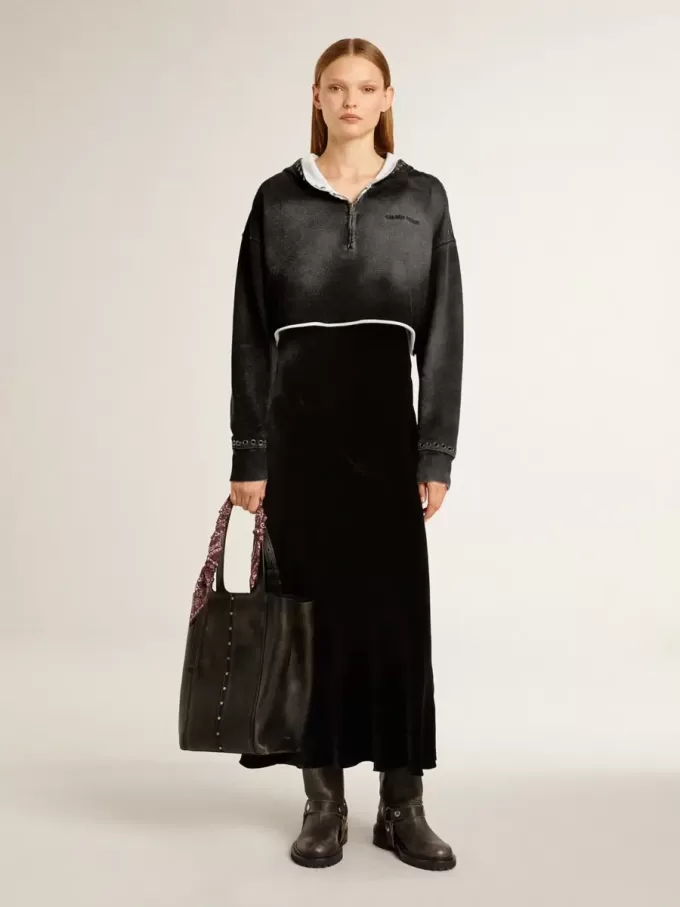 Sudadera gris recortada con efecto desgastado