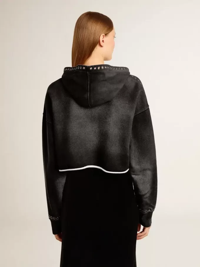 Sudadera gris recortada con efecto desgastado