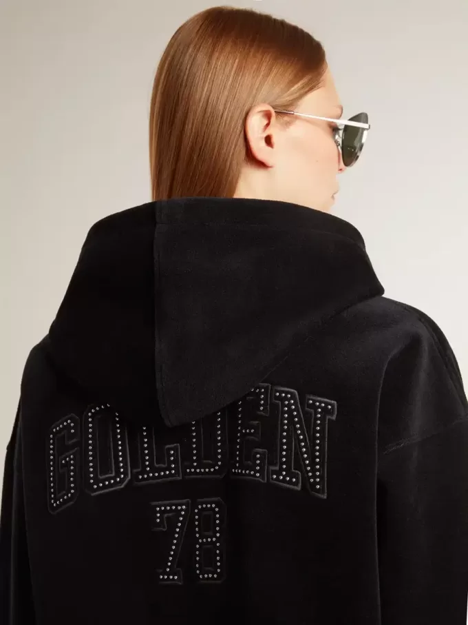 Sudadera negra de chenilla para mujer con bordado en la espalda