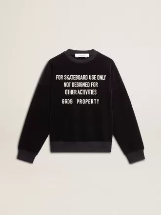 Sudadera negra de cuello redondo con letras bordadas